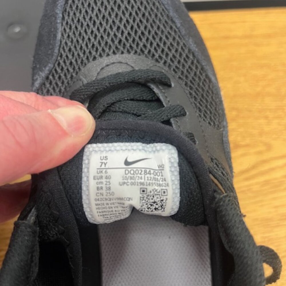 Air Max 90 - 7Y also fits a women 8.5, Black - White - Picture 3 of 8